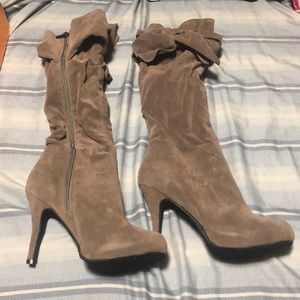 Brown boots with bow